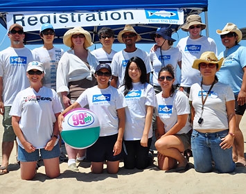 Volunteers at a Nothin' But Sand cleanup at Venice Beach. Image: Katie Amaya